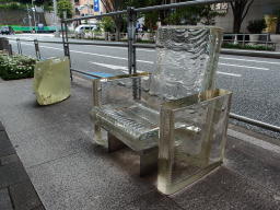 雨に消える椅子