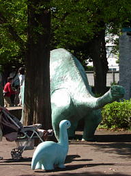 恐竜の親子