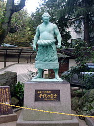 横綱千代の富士像